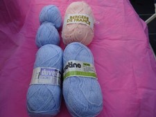 5 pelotes de laine rose-bleue