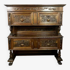 Buffet Renaissance en noyer massif avec sa patine d'origine vers 1850