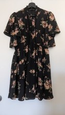 Robe Zara noire imprimée fleurs, évasée à partir de la taille, taille M, NEUVE