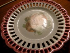 Petite COUPELLE en porcelaine, ajourée; motif de fruits