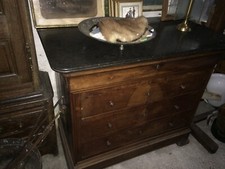 Commode Louis Philippe, Début du XIXème siècle, noyer 4 tiroirs, marbre noir.