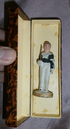 Boîte avec figurine - , "