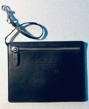 MARTIN MARGIELA (collaboration H&M ): pochette plate cuir noir .