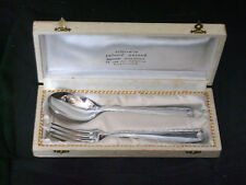 Coffret composé d'une fourchette et d'une cuillère en métal argenté poinçonné