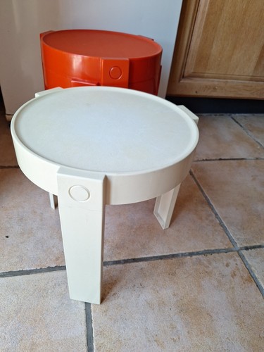 Une petite table appoint - une,