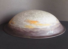  DEGUE, UNE VASQUE DE LUSTRE EN PATE DE VERRE, SIGNE.