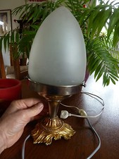 Superbe lampe oeuf en verre dépoli et piétement mouluré en laiton (Lire...)