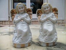 PAIRE D'ANGELOTS AILES CHERUBINS PUTTI PORTANT UNE CROIX-PORCELAINE BISCUIT-XIXe
