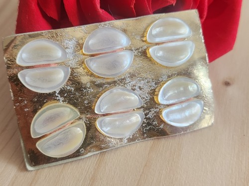 Rare petite plaque boutons