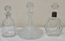 3 BOUTEILLES DE LIQUEUR. COUPE DE VERRE. UN AVEC UN COL EN ARGENT. VERS 1950.