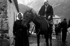 Homme à cheval femme tenant