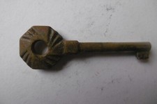 Clé Clef ancienne creuse / serrure meuble armoire tiroir. N° 50