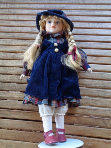 Grande poupée porcelaine - , robe