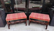 PAIRE DE BANCS BAROQUES ANCIENS. BOIS DE NOYER. ESPAGNE. XIXE SIÈCLE.