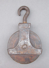 Petite poulie en fer avec une roue en bois pour suspension de lustre ancien