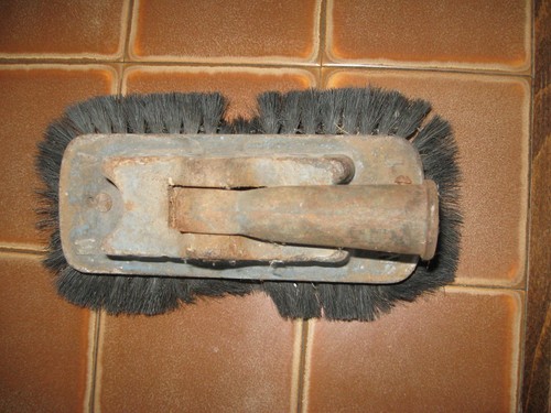 Ancien balai cireuse fonte - en,