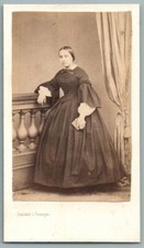 CDV 1860 Jeune fille au livre pose pour Truchelut Besançon. Photo ancienne Mode