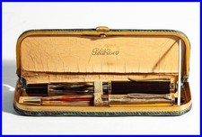 1930er Pelikan Cuir Étui En Vert Avec Crocodile Pression Avec Attache Métallique