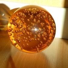 Sulfure presse papier verre soufflé trés bon état  bulle Orange 9 cm diamètre