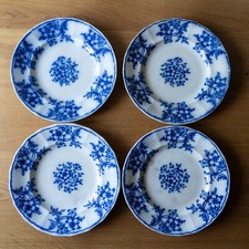 Lot de 4 assiettes anciennes en faience blanche de Wedgwood Actinie fleurs bleue