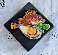 Boîtes d’allumettes entre deux plaques céramiques, relief rascasse et huitre.