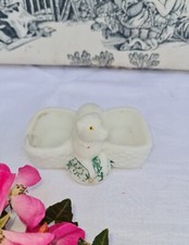 ANCIENNE SALIERE EN OPALINE CHIEN ET PANIERS