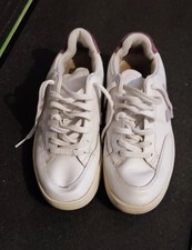 Paire de baskets Veja en cuir, taille 38. Coloris blanc avec détails violets 