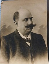 Portrait Homme A LA Moustache