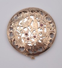 Poudrier Boucheron en argent vermeil rubis décor d'inséparables et fleurs