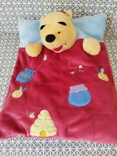 Peluche coussin range pyjama rouge bleu pot de miel abeille Winnie Disney