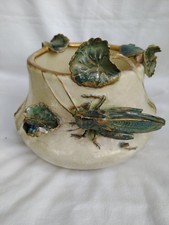 VASE  : Sauterelle Et Feuilles