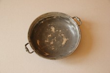 Plat avec anses en étain. XIXe siècle.