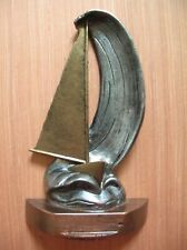 Ancien trophée bateau voilier en résine de 23,5 cm 