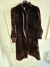 manteau en fourrure et femme taille 36-38 de chez Sprung frère