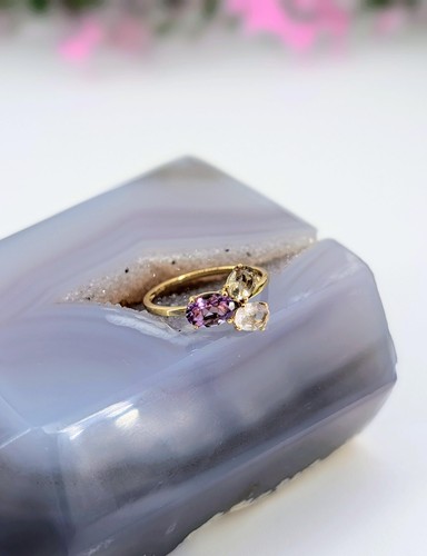 Bague sertie 3 pierres - de,