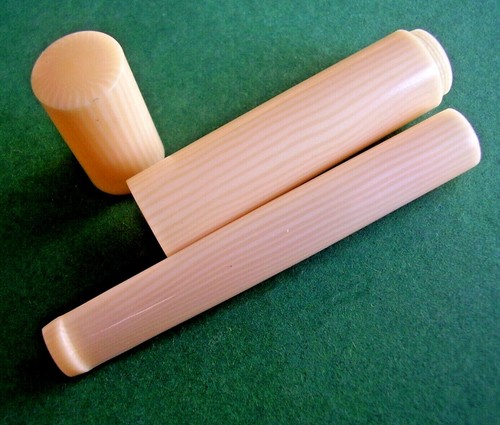 Fume cigarette son etui - cigarette, en