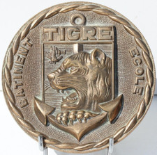 TAPE DE BOUCHE EN BRONZE - MARINE - BATIMENT ECOLE TIGRE - D. 16,5 cm - 1520 g