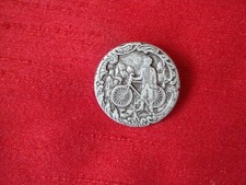 BOUTON EN ALU " LE CYCLISTE" DEBUT XXe