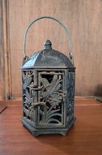 Ancienne lanterne japonaise en fonte – décor abeilles & feuillage