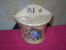 Bouquetière en faience, à identifier, style Montpellier