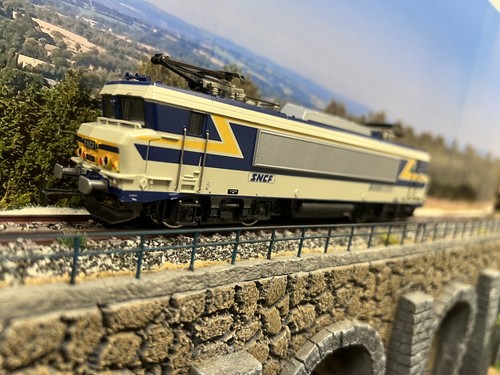Superbe locomotive 20011 - bb,