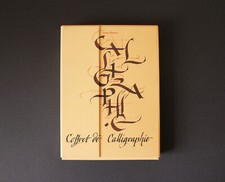 Coffret de calligraphie avec plumes, calame, encre et manuel