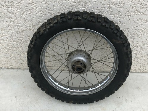 Une jante roue arriere pneu - une, j