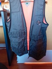 Une veste sans manche de chasse