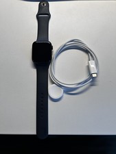 Apple Watch SE 44mm Boîtier en aluminium gris sidéral avec Bracelet Sport noir -
