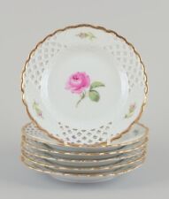 Meissen, Germany. Un ensemble de huit assiettes réticulées "Rose rose".