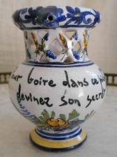 PICHET TROMPEUR A VIN " POUR BOIRE DEVINEZ SON SECRET " FAIENCE MALICORNE 