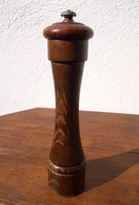 Moulin à poivre HOSTELLERIE, PEUGEOT Frères, logo LION ,  bois brun, BE