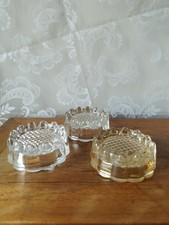 3 rehausseurs, dessous pieds