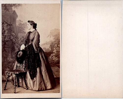 Femme coiffée une tresse - coiffée,